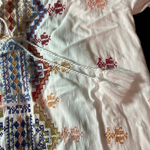 Chic Connection White Dress W/Multi color Embroidery, Womens S/P pre owned - Picture 9 of 9